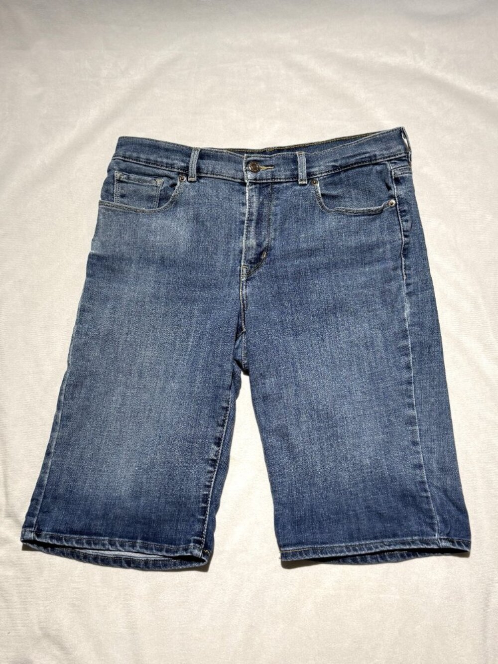 Levi's Womens Bermuda Shorts 29 Blue 11 Inch Inseam Mid Rise 5 Pocket Stretch
